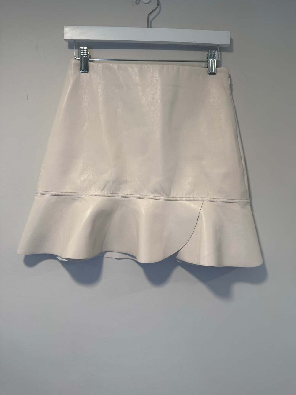 Wilfred Vegan Leather Mini Skirt Peplum Flutter Hem Cream Size 4